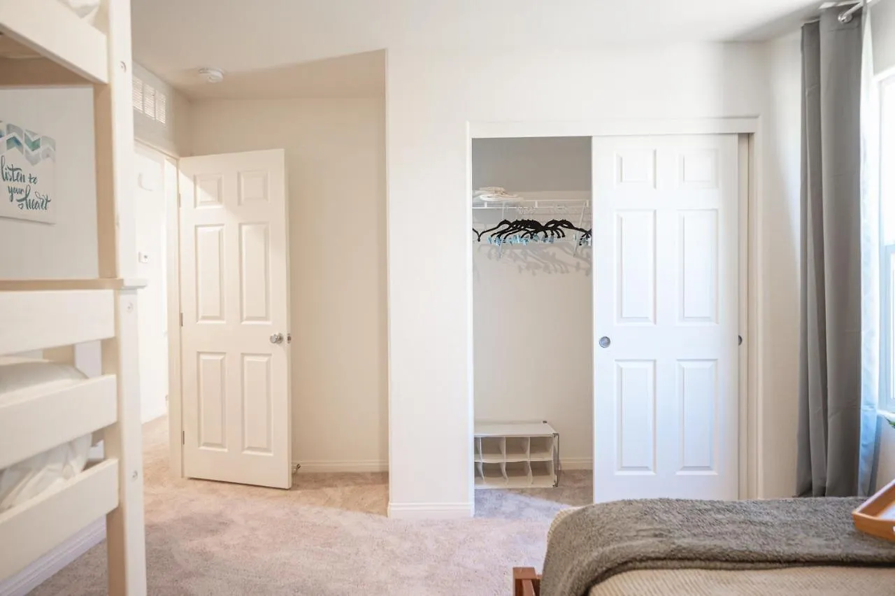 Beautiful Brand New 2 Bedroom Vegas Home! Fits 12 Or More,15-20 Minutes From Lv Strip Las Vegas Apartment