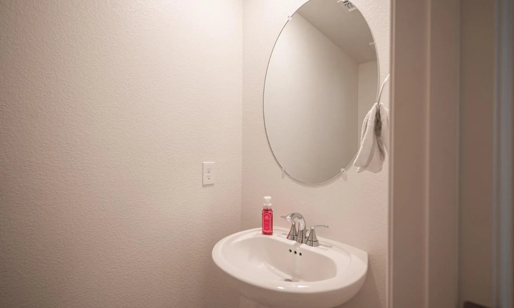 Beautiful Brand New 2 Bedroom Vegas Home! Fits 12 Or More,15-20 Minutes From Lv Strip Las Vegas Apartment